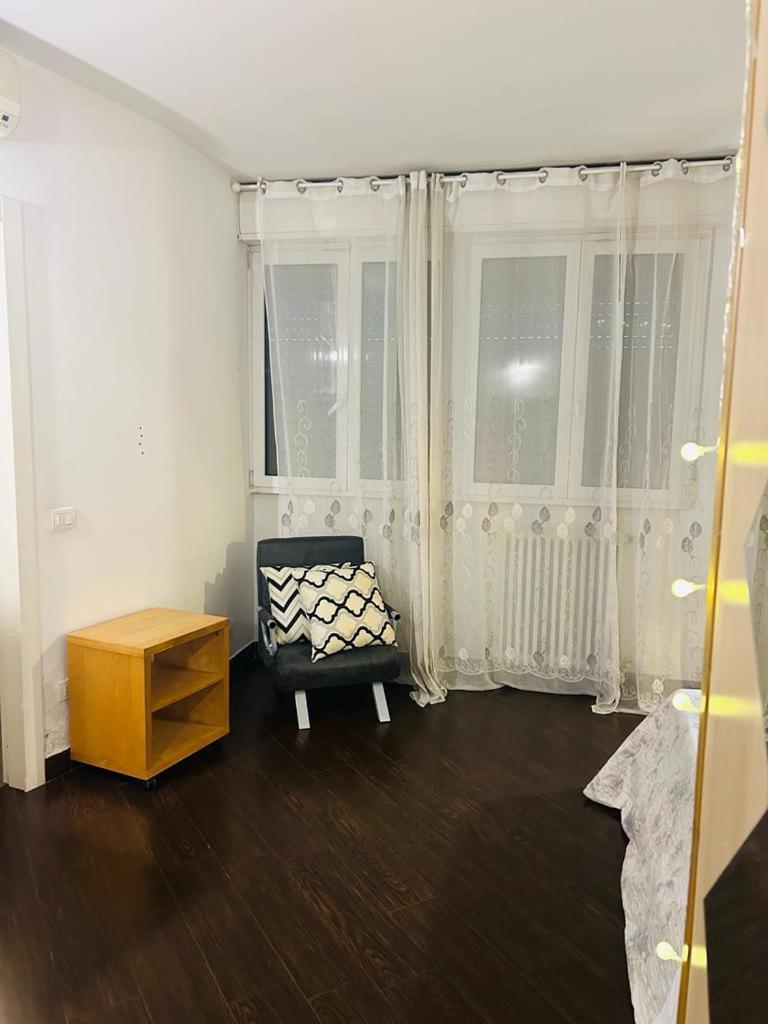 Easy Room Italy Prada Milán Exterior foto
